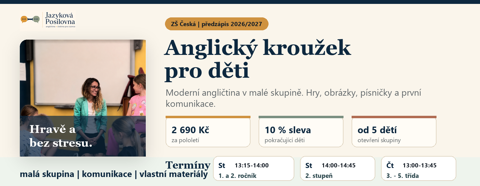 Učitelka vede děti v učebně, vedle text o anglickém kroužku pro školní rok 2026/2027.